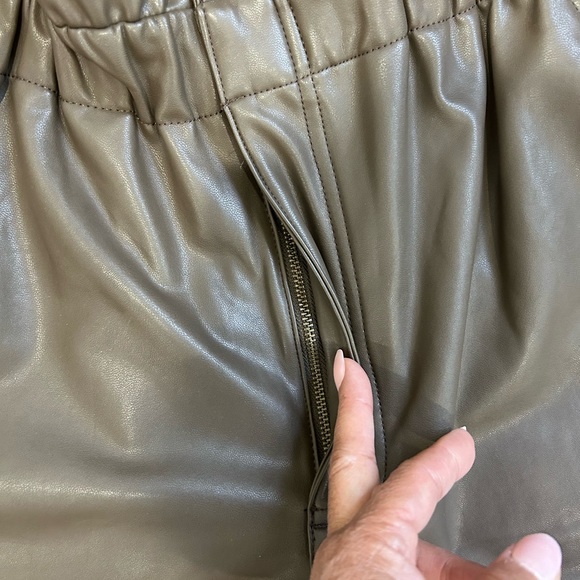 💥PRICE⬇️ 
ABERCROMBIE & FITCH • High Waisted Faux Leather Shorts•Olive Green •M - Picture 6 of 12